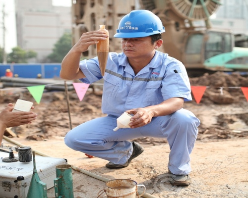 鉆井膨潤(rùn)土和水配比現(xiàn)場(chǎng)測(cè)試中
